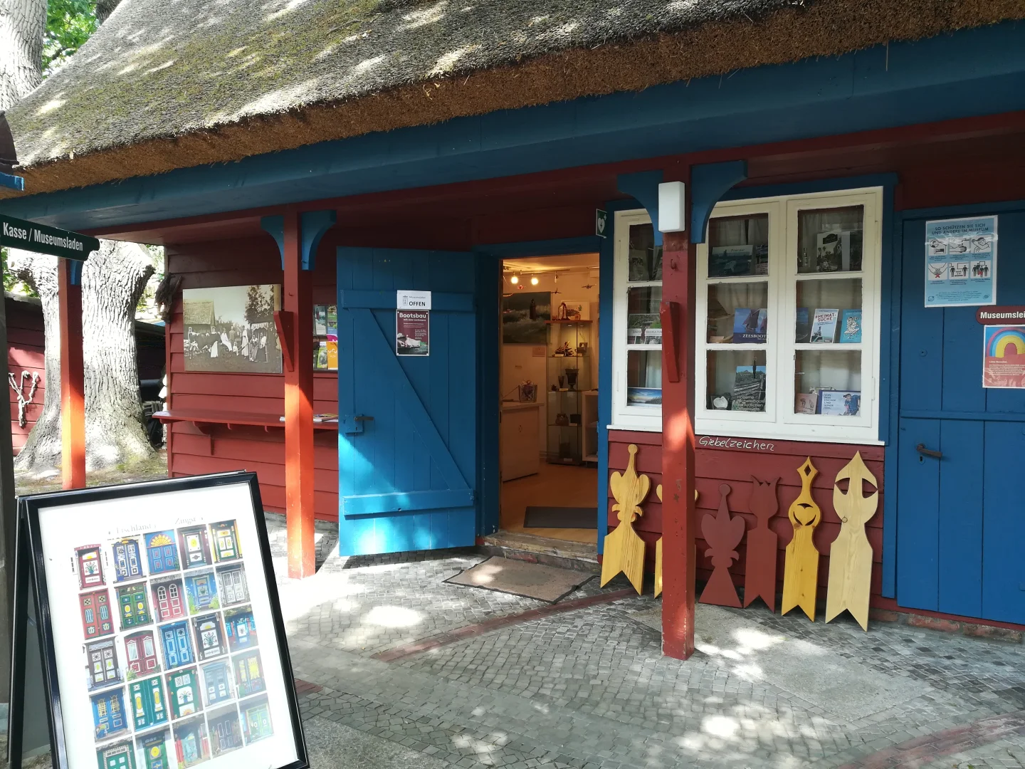 Kleiner Museumsladen und Bücherpavillon